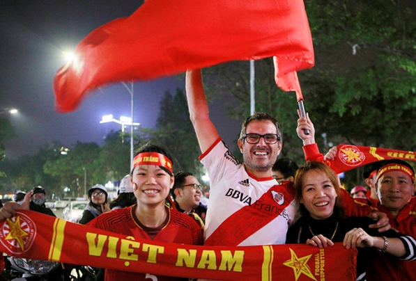 Đèn led chiếu sáng đường phố cùng cổ vũ U23 Việt nam